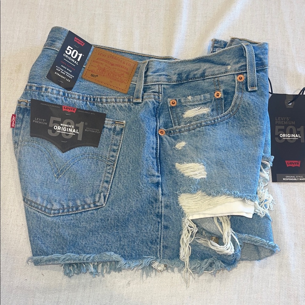 T0102117 Levi's High-Rise distressed Shorts NWT SZ 28 see measurements